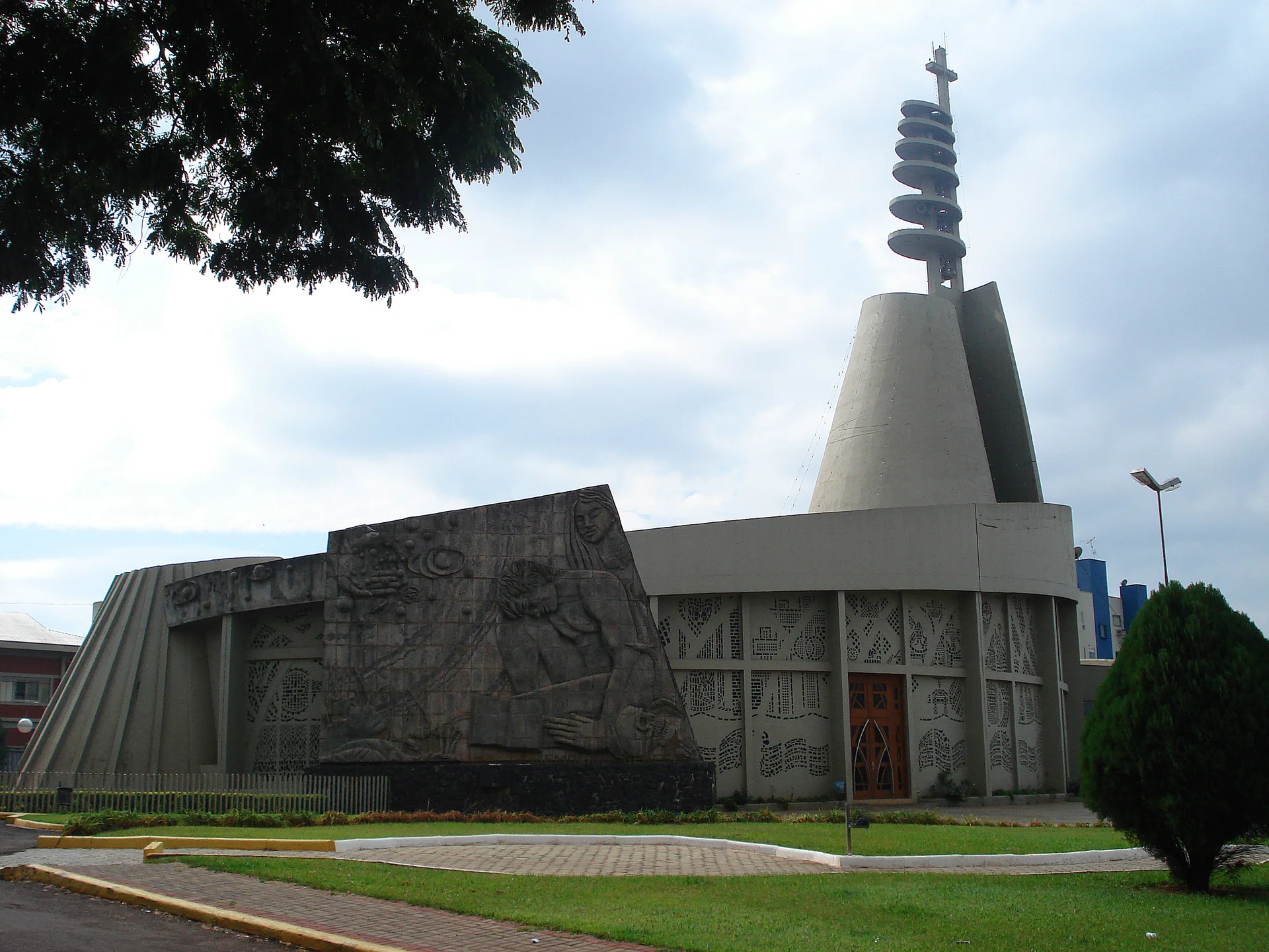 Fotografia da Catedral Cristo Rei, em Toledo, Paraná.