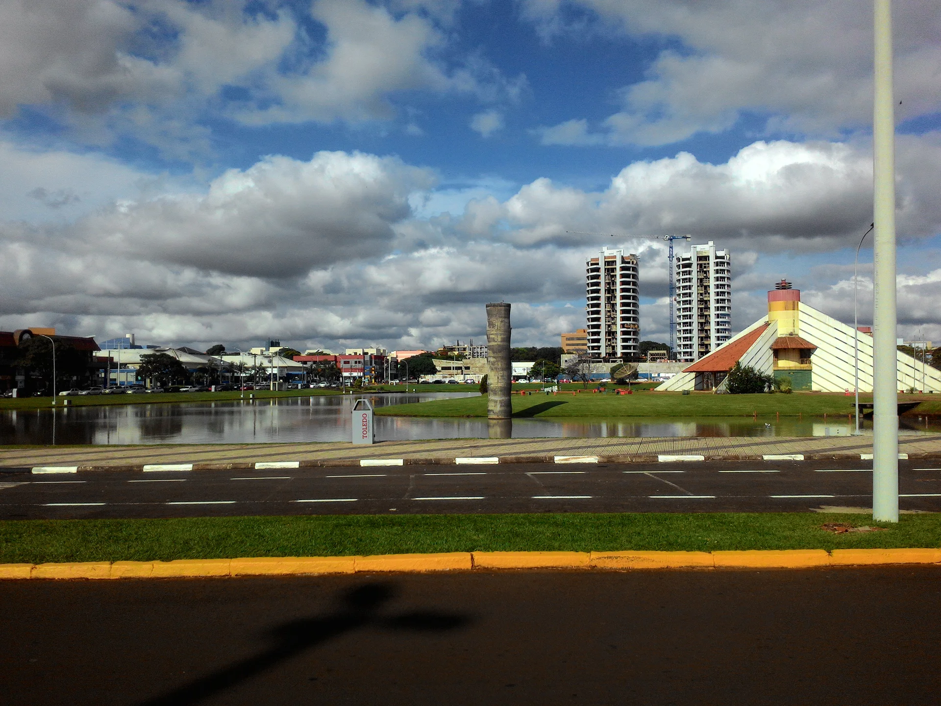 Lago Municipal de Toledo, no Paraná, com o parque e edifícios ao fundo.